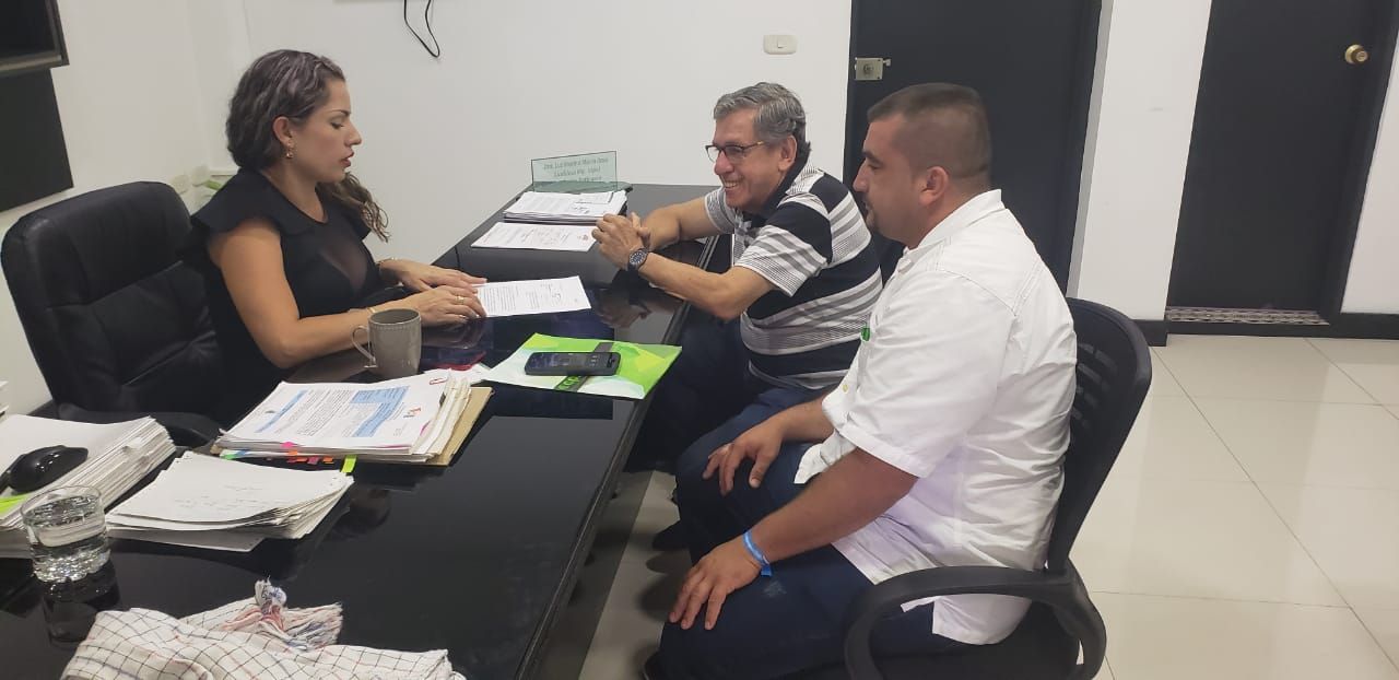 Ing. Heriberto Rojas Rodríguez — Coordinando acciones con la alcaldesa municipal y el gerente de la sociedad, San Carlos, Antioquia (estudio de transporte público mixto)