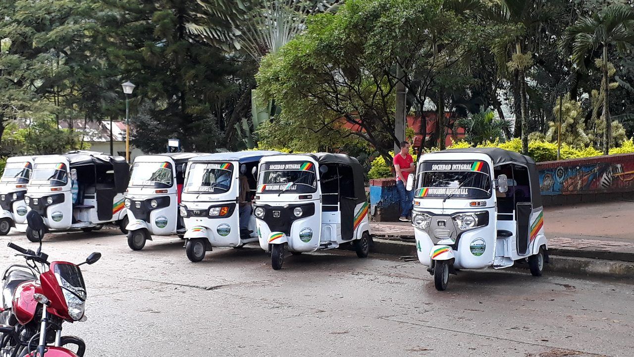 ¿Sus motocarros trabajan o su transporte mixto está legalmente organizado?